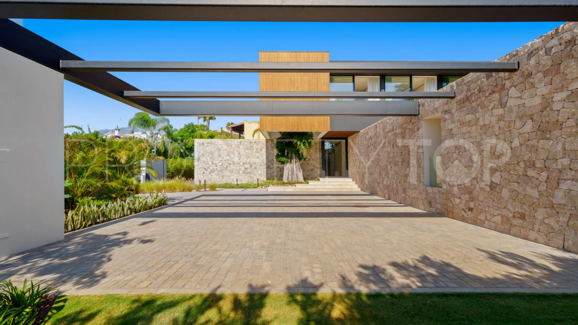 For sale villa in Nueva Andalucia with 6 bedrooms
