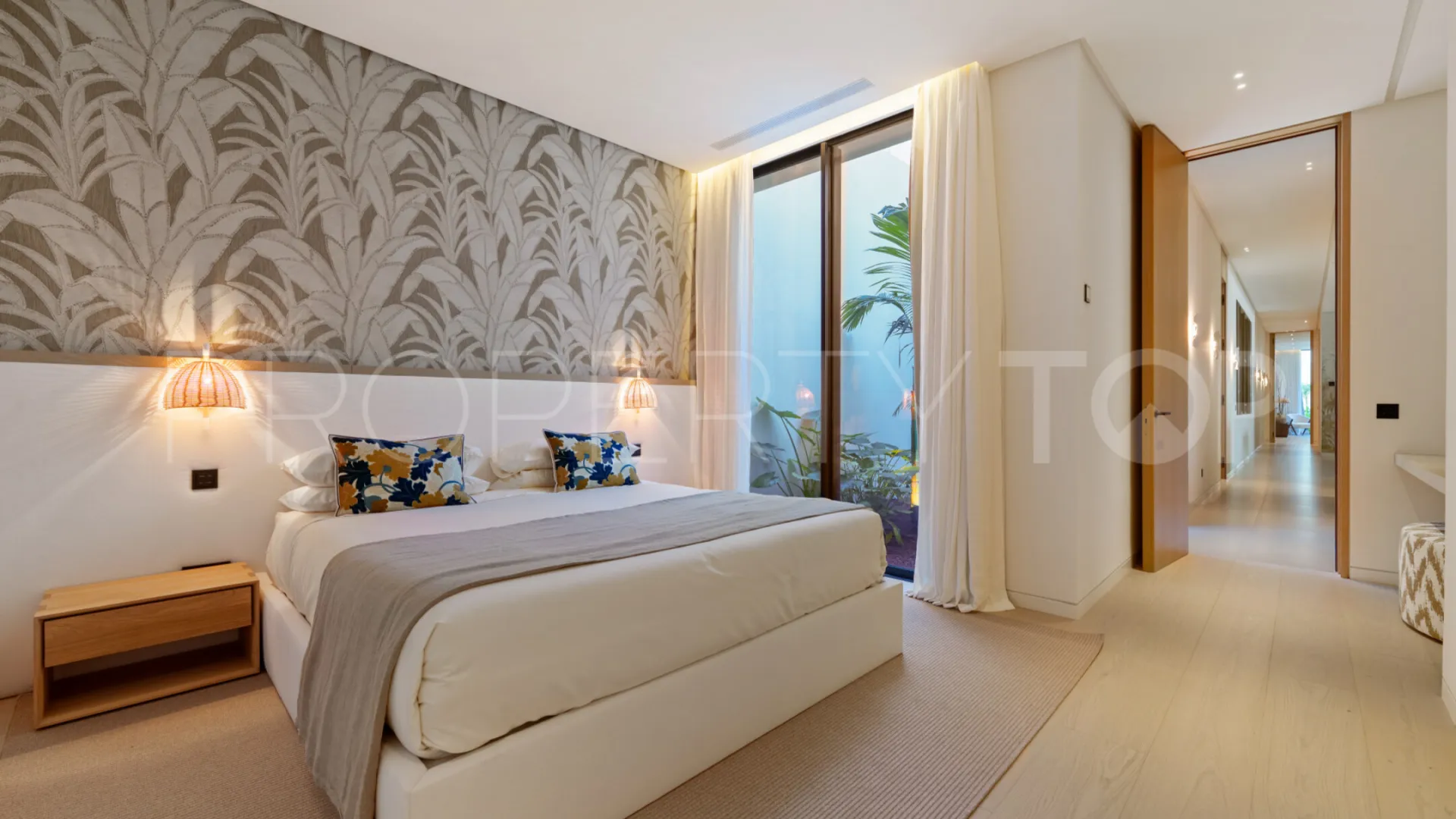 For sale villa in Nueva Andalucia with 6 bedrooms