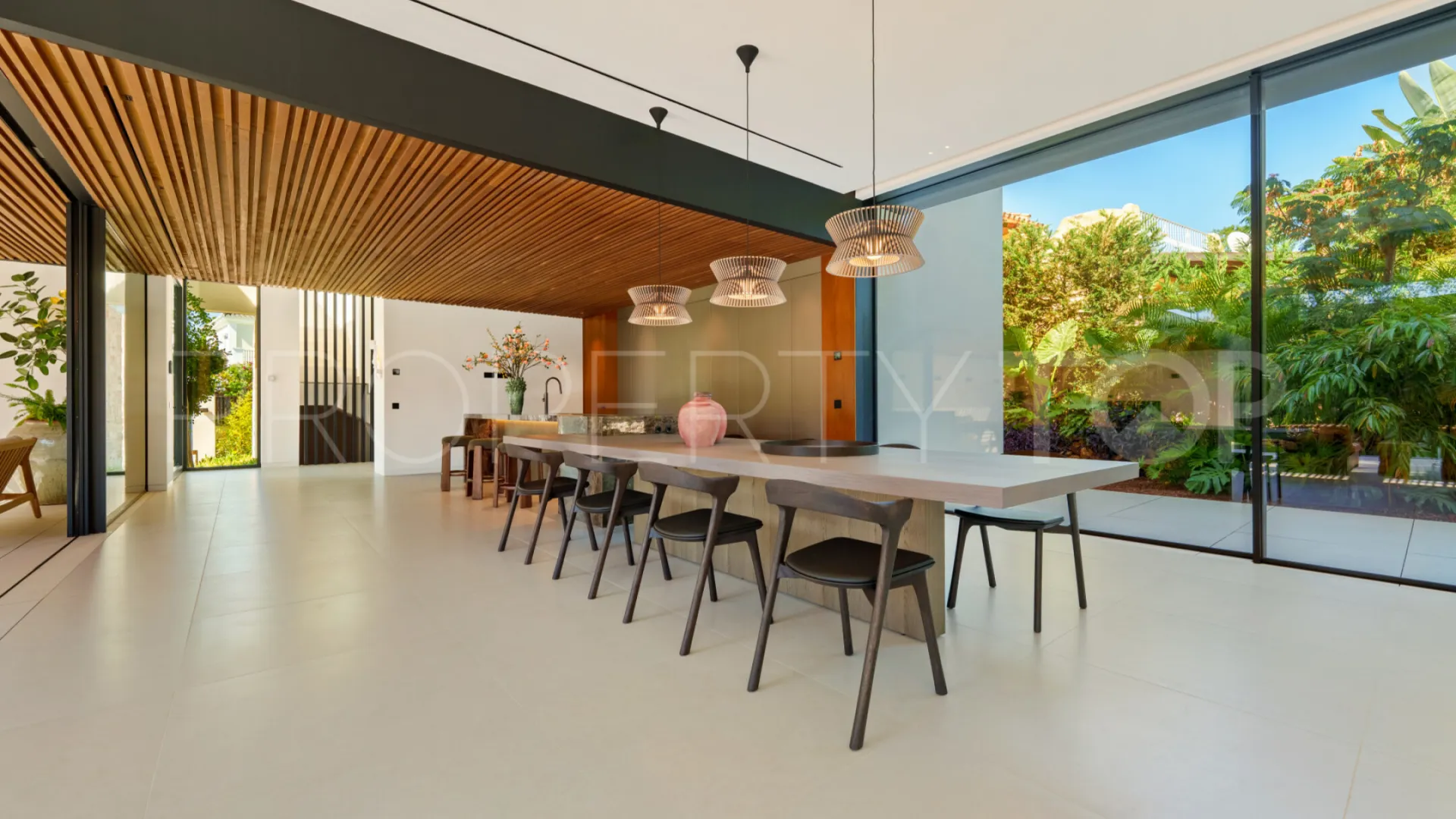 For sale villa in Nueva Andalucia with 6 bedrooms
