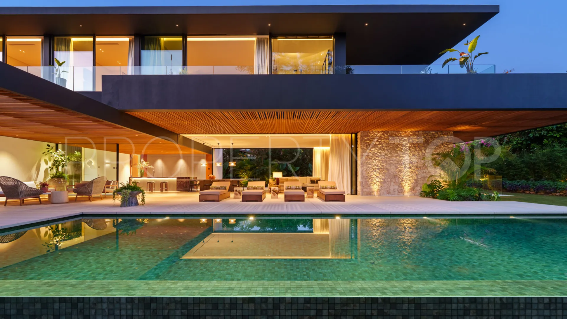 For sale villa in Nueva Andalucia with 6 bedrooms