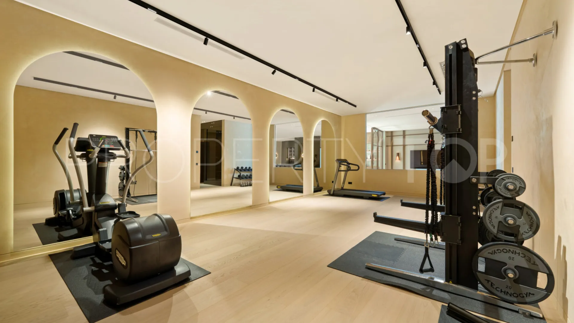 For sale villa in Nueva Andalucia with 6 bedrooms
