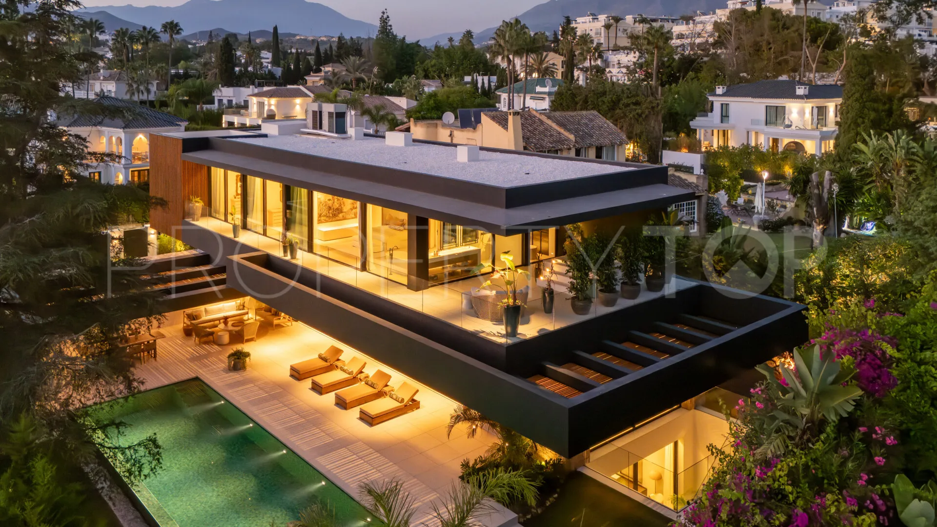 For sale villa in Nueva Andalucia with 6 bedrooms
