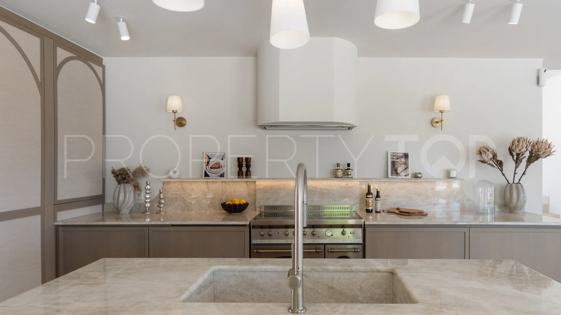 4 bedrooms Nueva Andalucia villa for sale