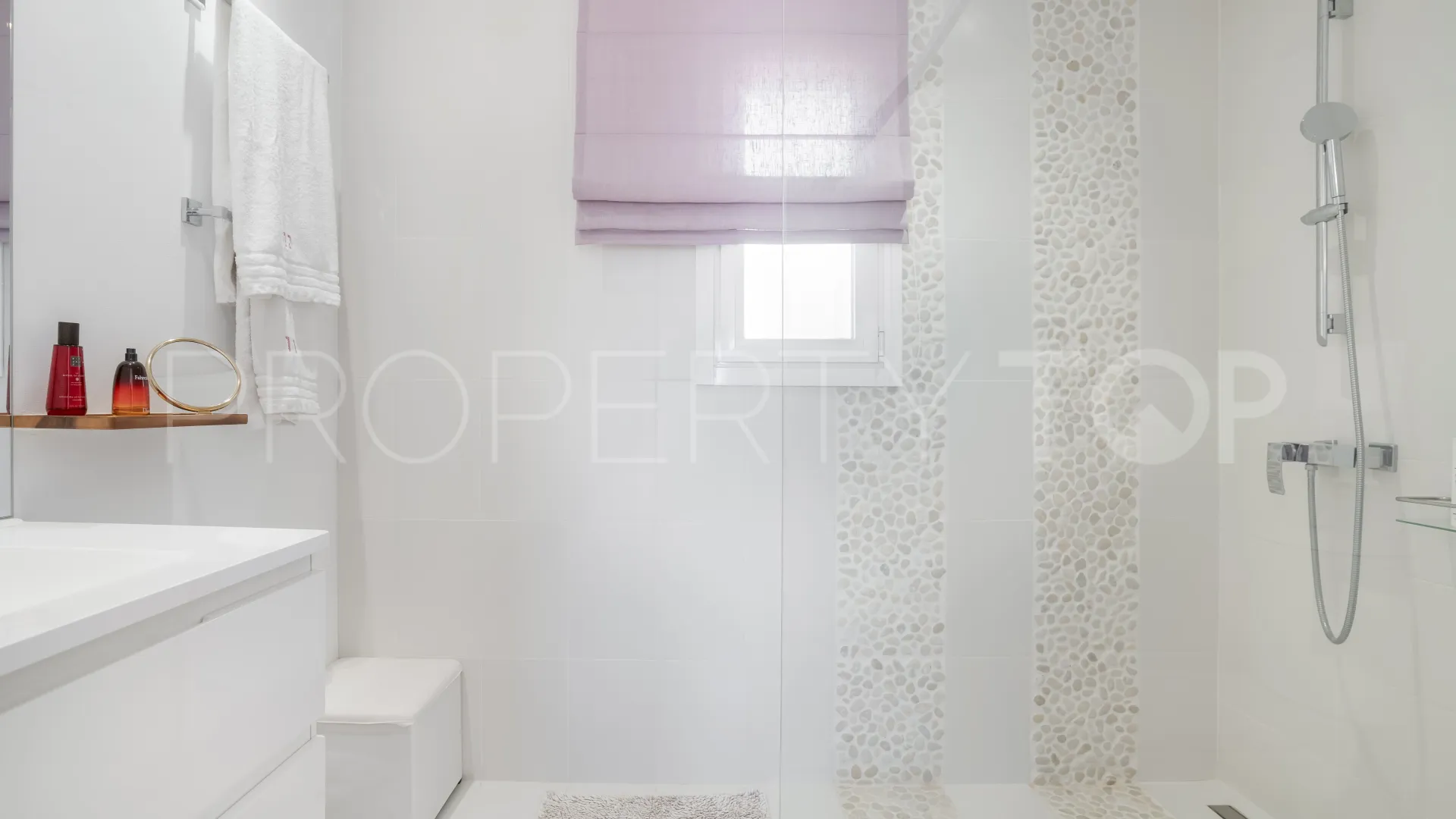 Se vende Ático en Nueva Andalucia con 3 dormitorios