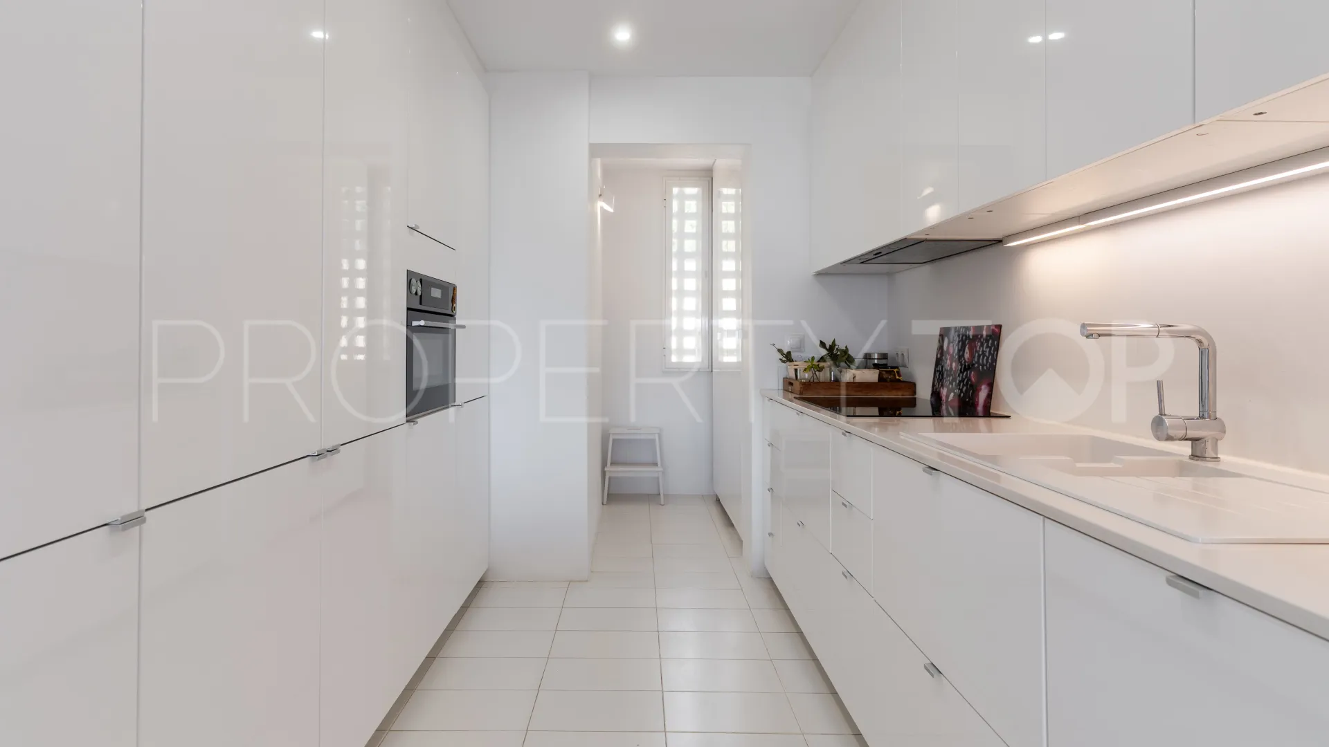 Se vende Ático en Nueva Andalucia con 3 dormitorios