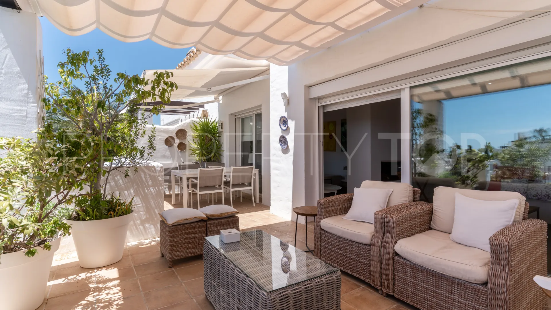 Se vende Ático en Nueva Andalucia con 3 dormitorios