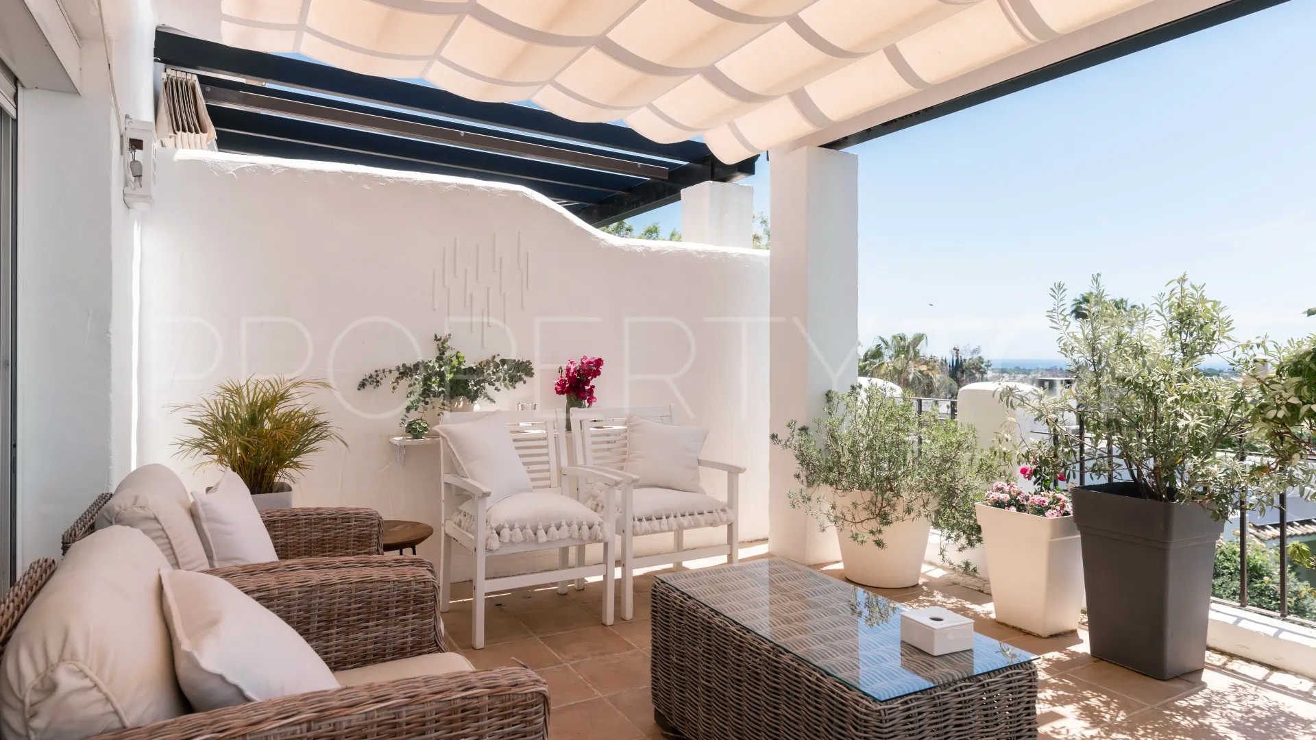 Se vende Ático en Nueva Andalucia con 3 dormitorios
