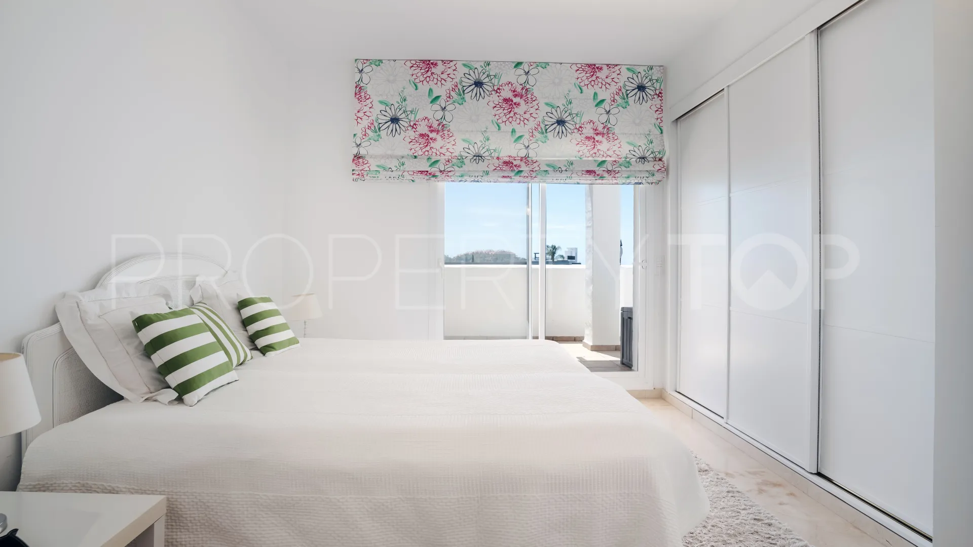 Se vende Ático en Nueva Andalucia con 3 dormitorios