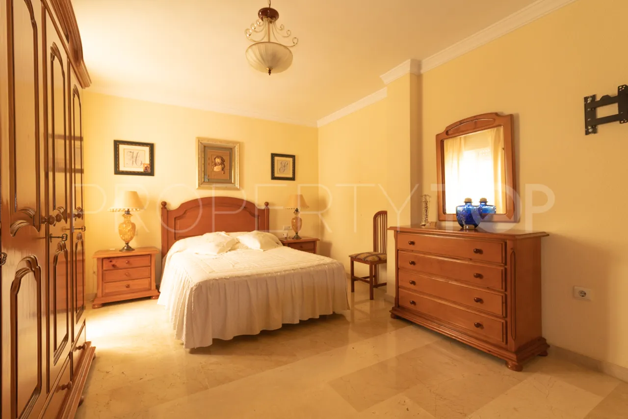 Estepona Ciudad, apartamento con 3 dormitorios a la venta