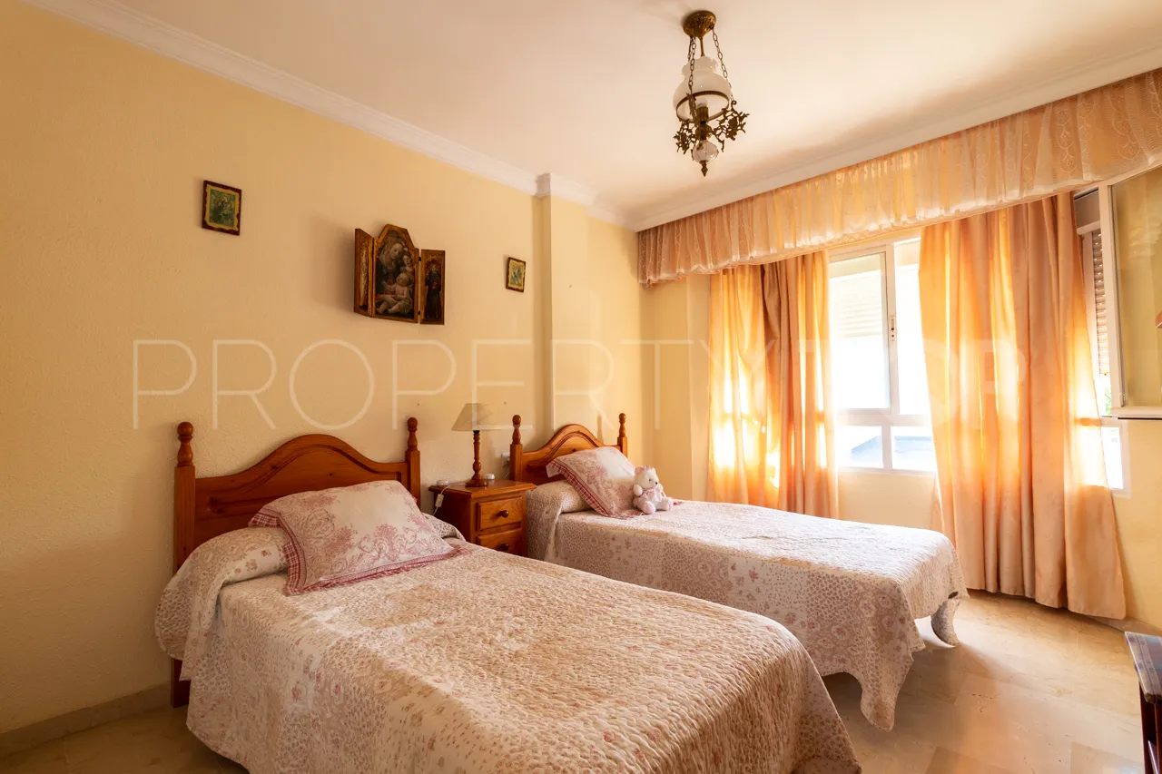 Estepona Ciudad, apartamento con 3 dormitorios a la venta