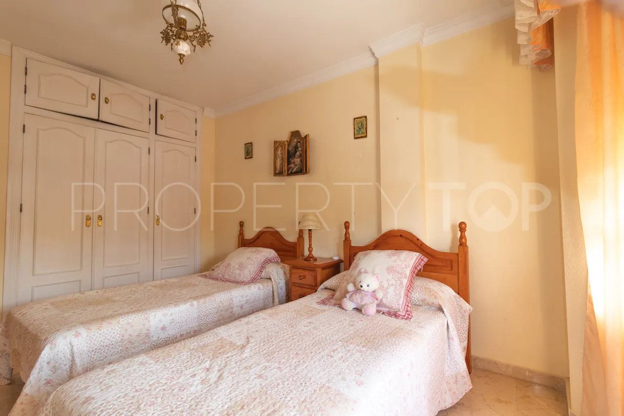 Estepona Ciudad, apartamento con 3 dormitorios a la venta