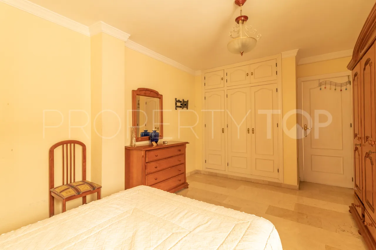 Estepona Ciudad, apartamento con 3 dormitorios a la venta