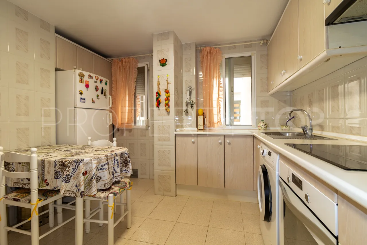 Estepona Ciudad, apartamento con 3 dormitorios a la venta