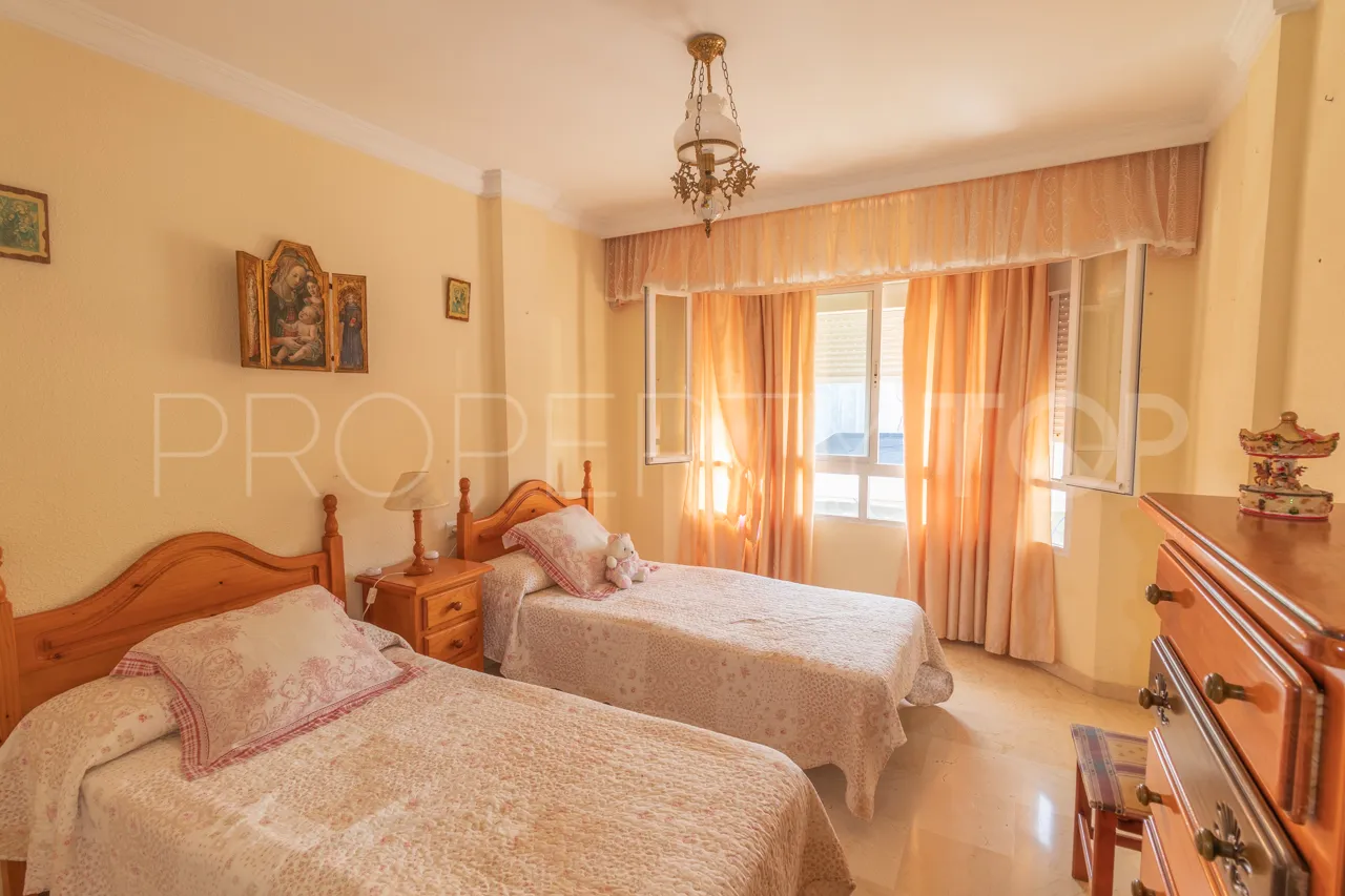 Estepona Ciudad, apartamento con 3 dormitorios a la venta