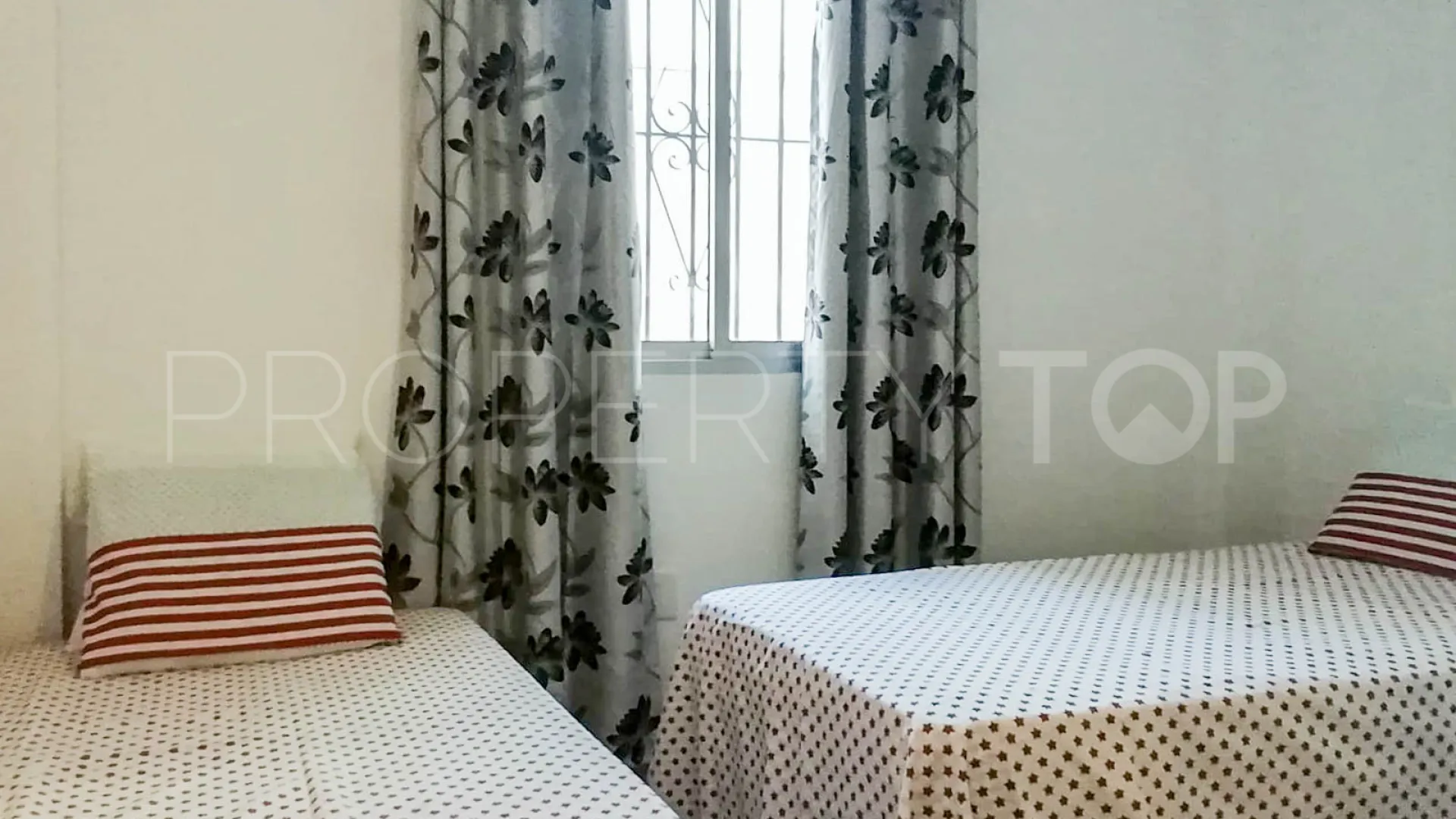 Apartment with 4 bedrooms for sale in Estepona Centre