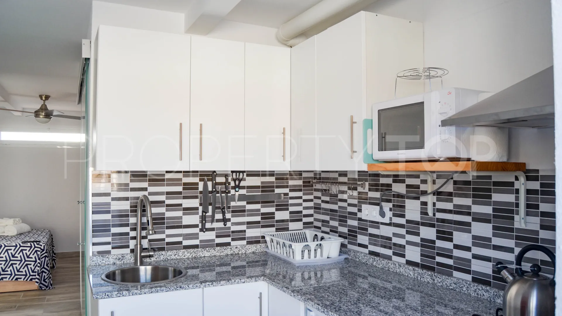 Apartment with 4 bedrooms for sale in Estepona Centre