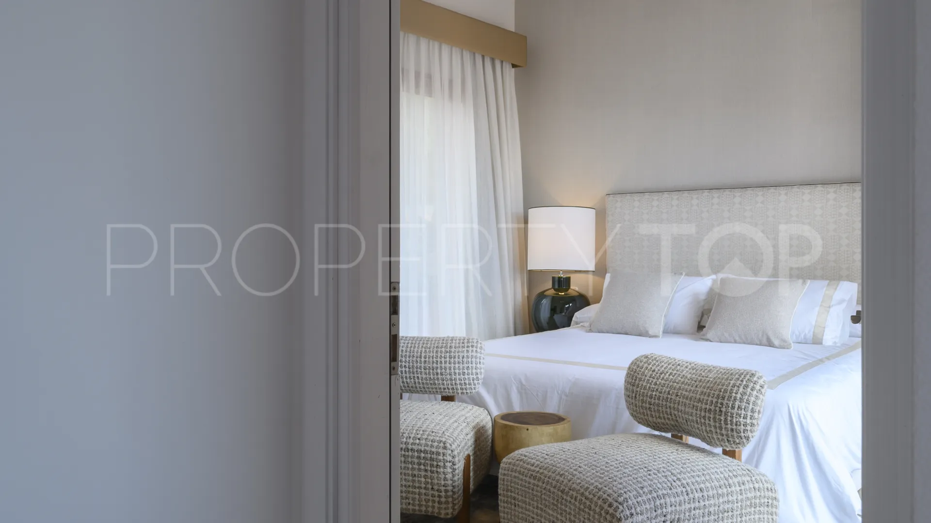 Atico duplex con 3 dormitorios en venta en Beach Side New Golden Mile