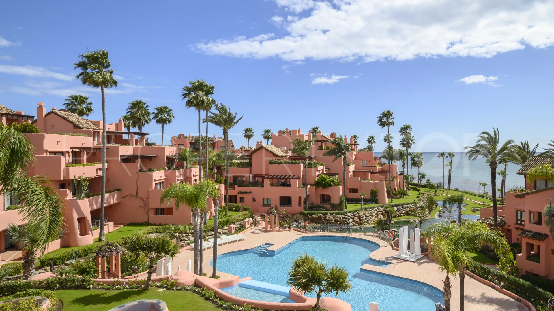 Atico duplex con 3 dormitorios en venta en Beach Side New Golden Mile