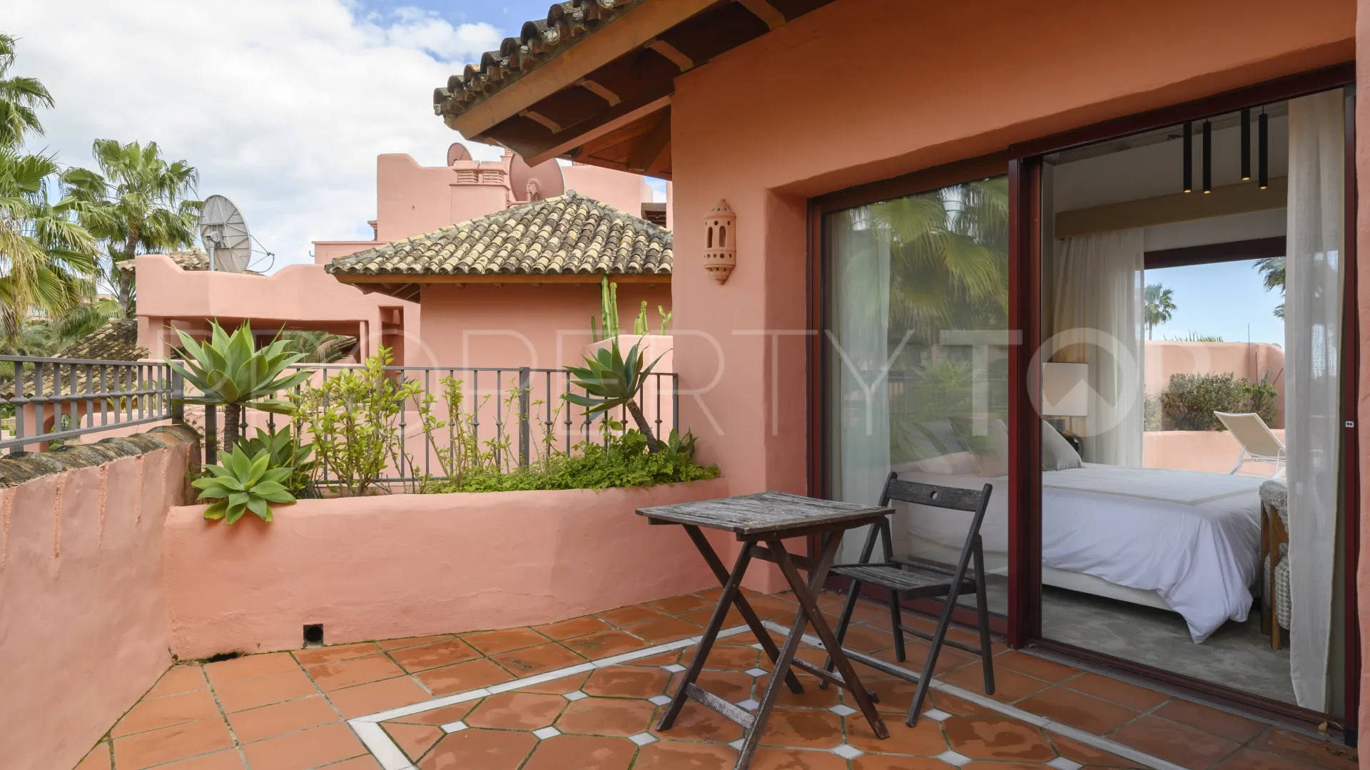 Atico duplex con 3 dormitorios en venta en Beach Side New Golden Mile