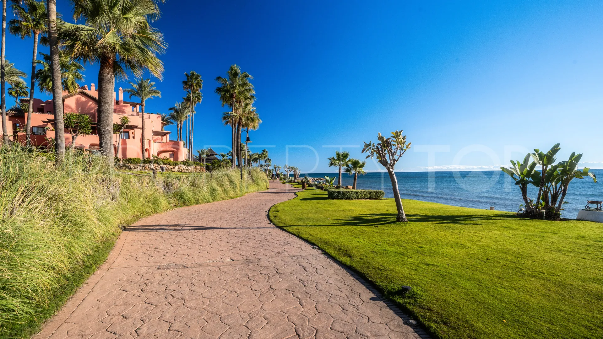 Atico duplex con 3 dormitorios en venta en Beach Side New Golden Mile