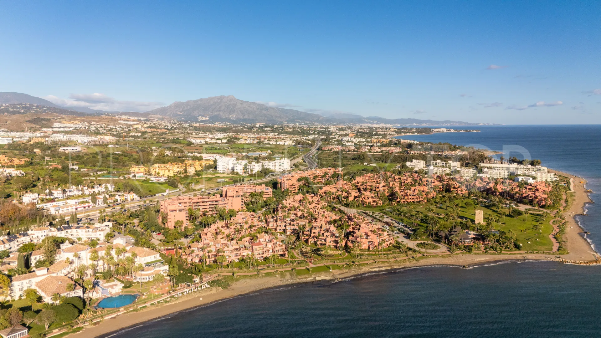 Atico duplex con 3 dormitorios en venta en Beach Side New Golden Mile