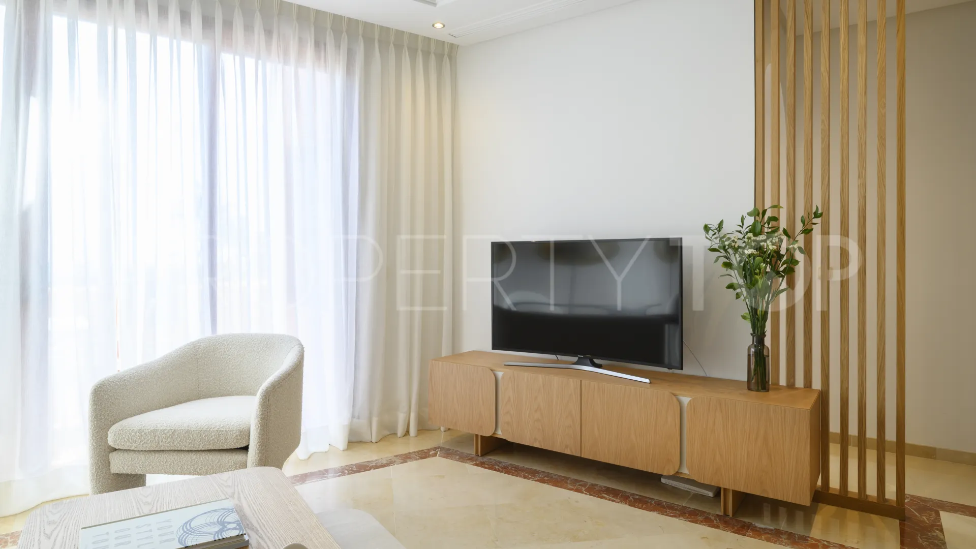 Atico duplex con 3 dormitorios en venta en Beach Side New Golden Mile