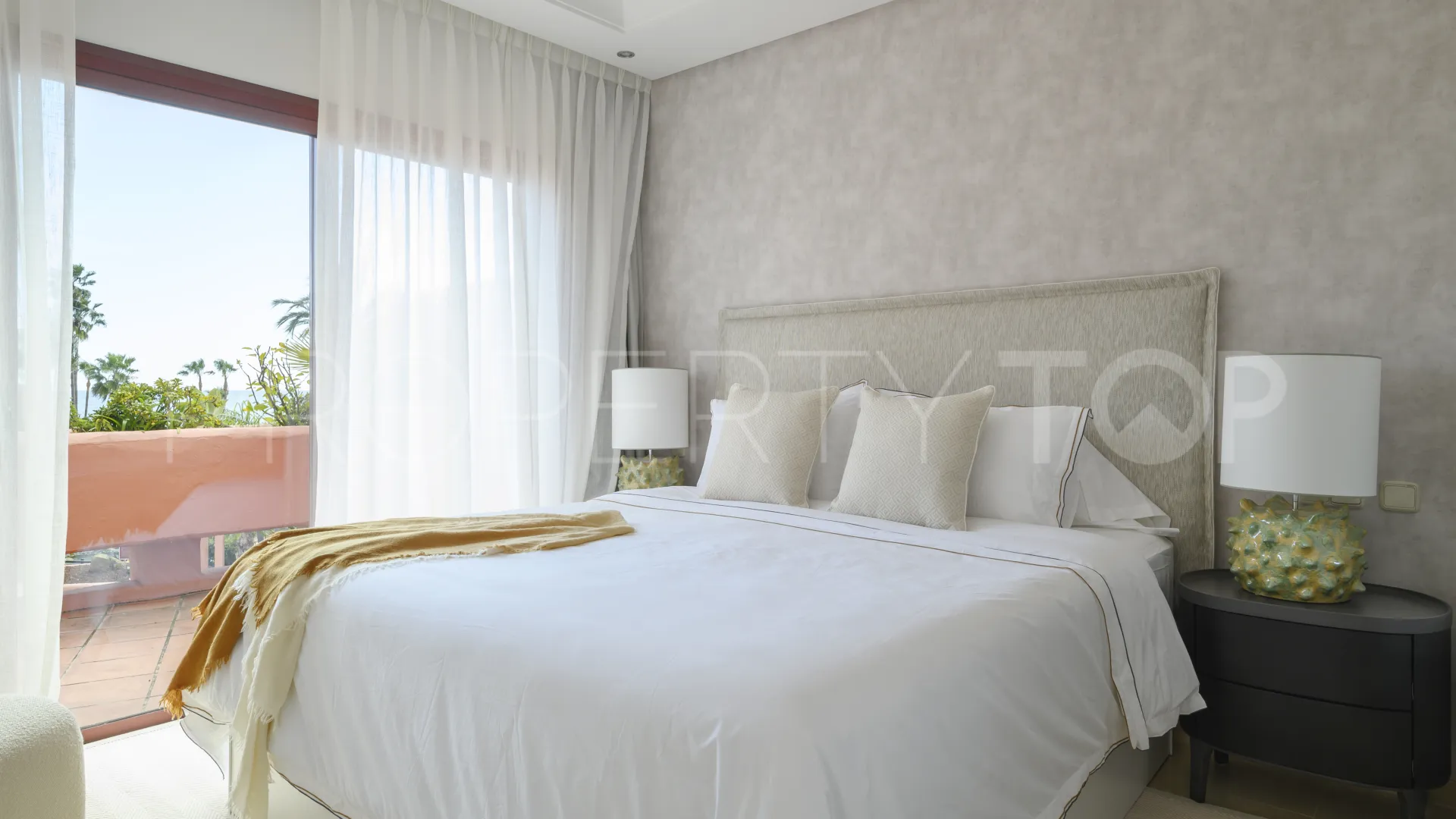 Atico duplex con 3 dormitorios en venta en Beach Side New Golden Mile