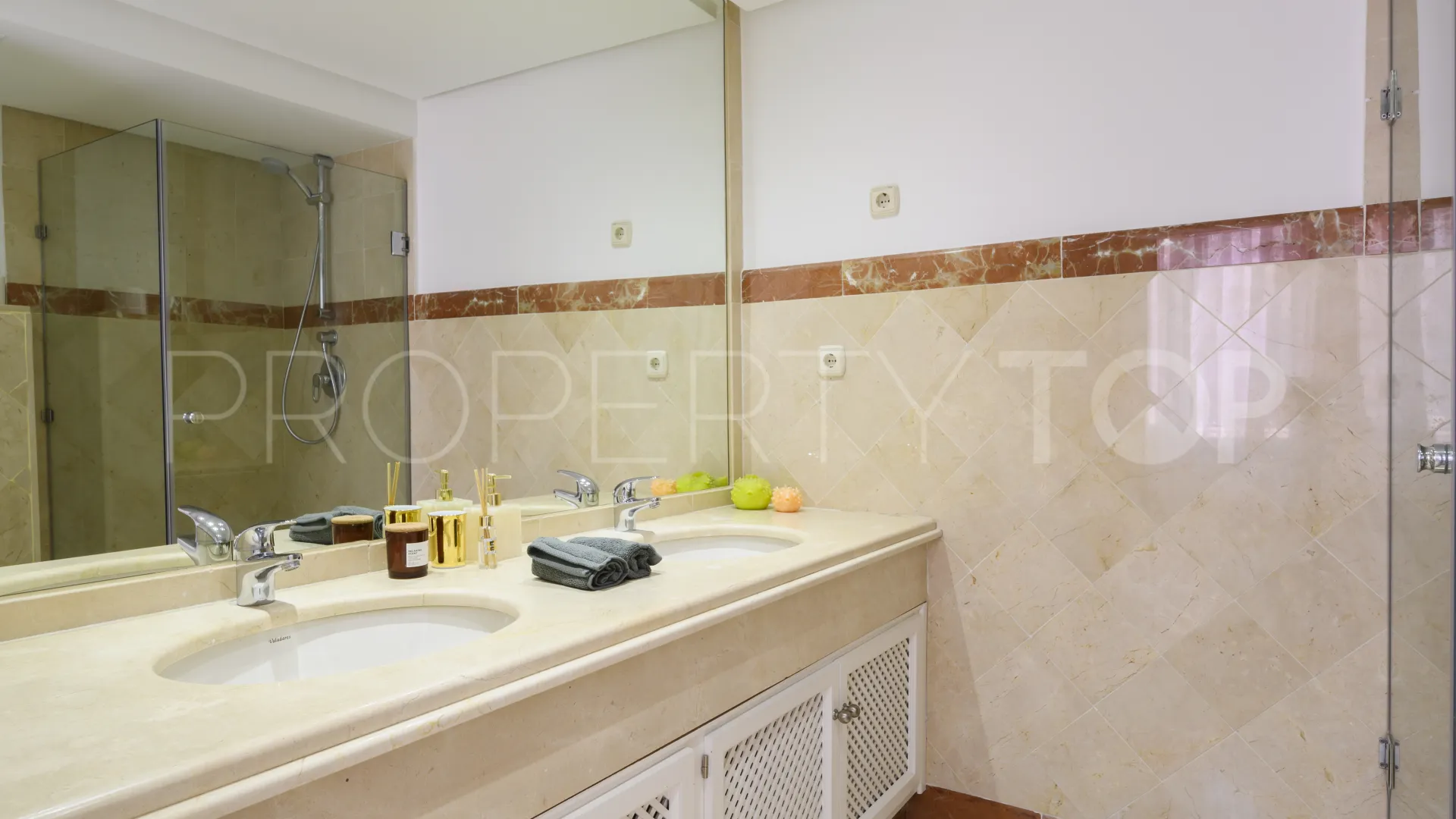 Atico duplex con 3 dormitorios en venta en Beach Side New Golden Mile