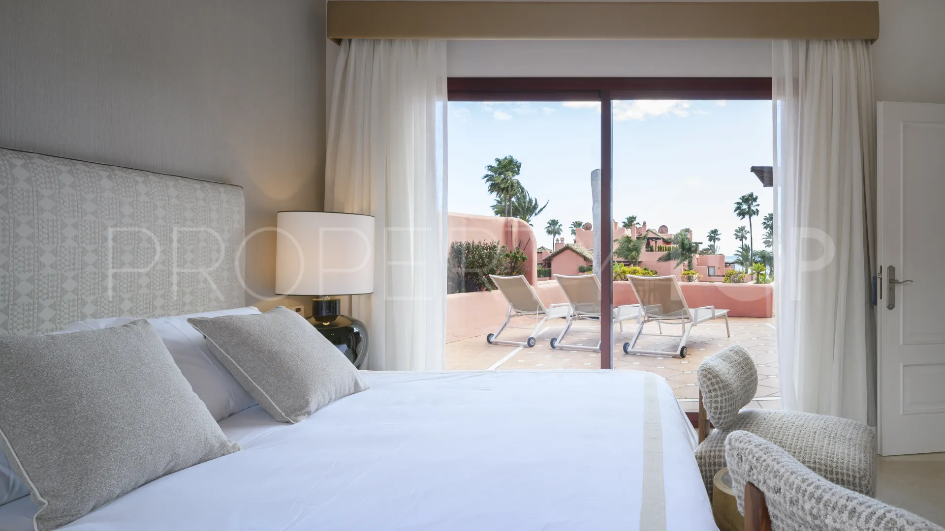 Atico duplex con 3 dormitorios en venta en Beach Side New Golden Mile