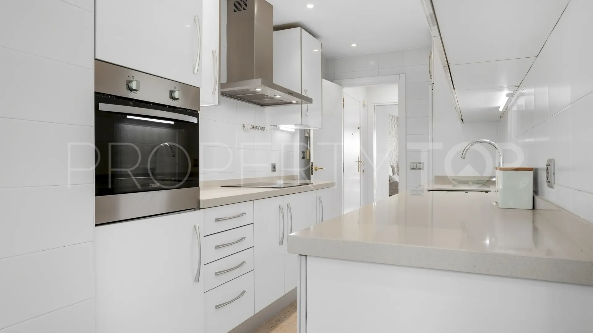 Se vende apartamento con 3 dormitorios en New Golden Mile