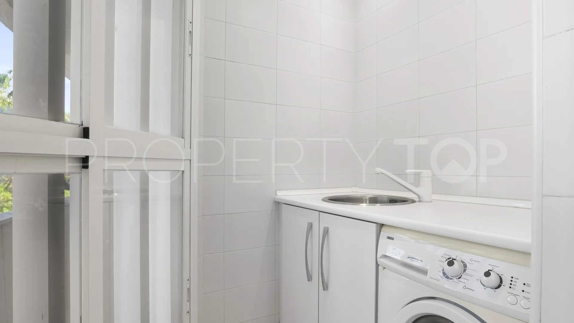 Se vende apartamento con 3 dormitorios en New Golden Mile
