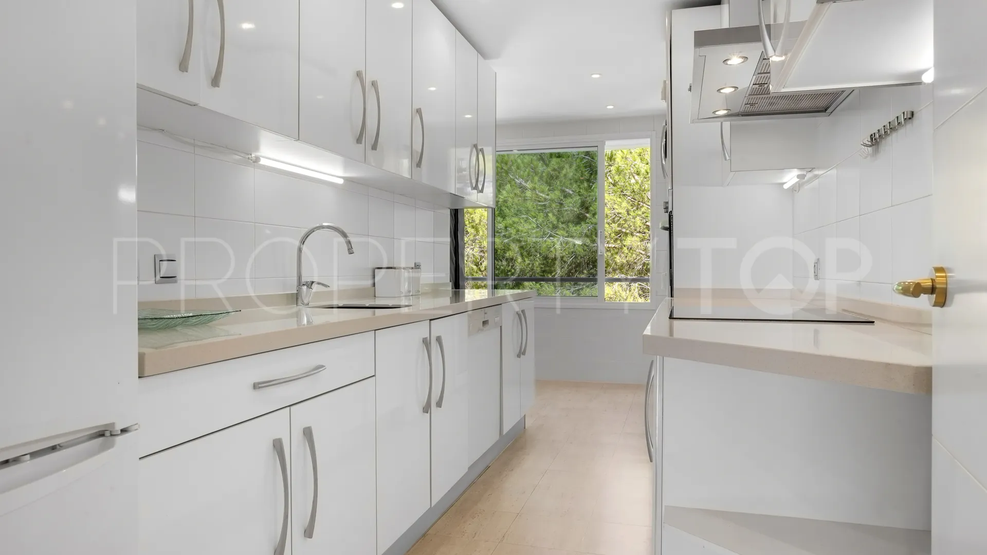 Se vende apartamento con 3 dormitorios en New Golden Mile