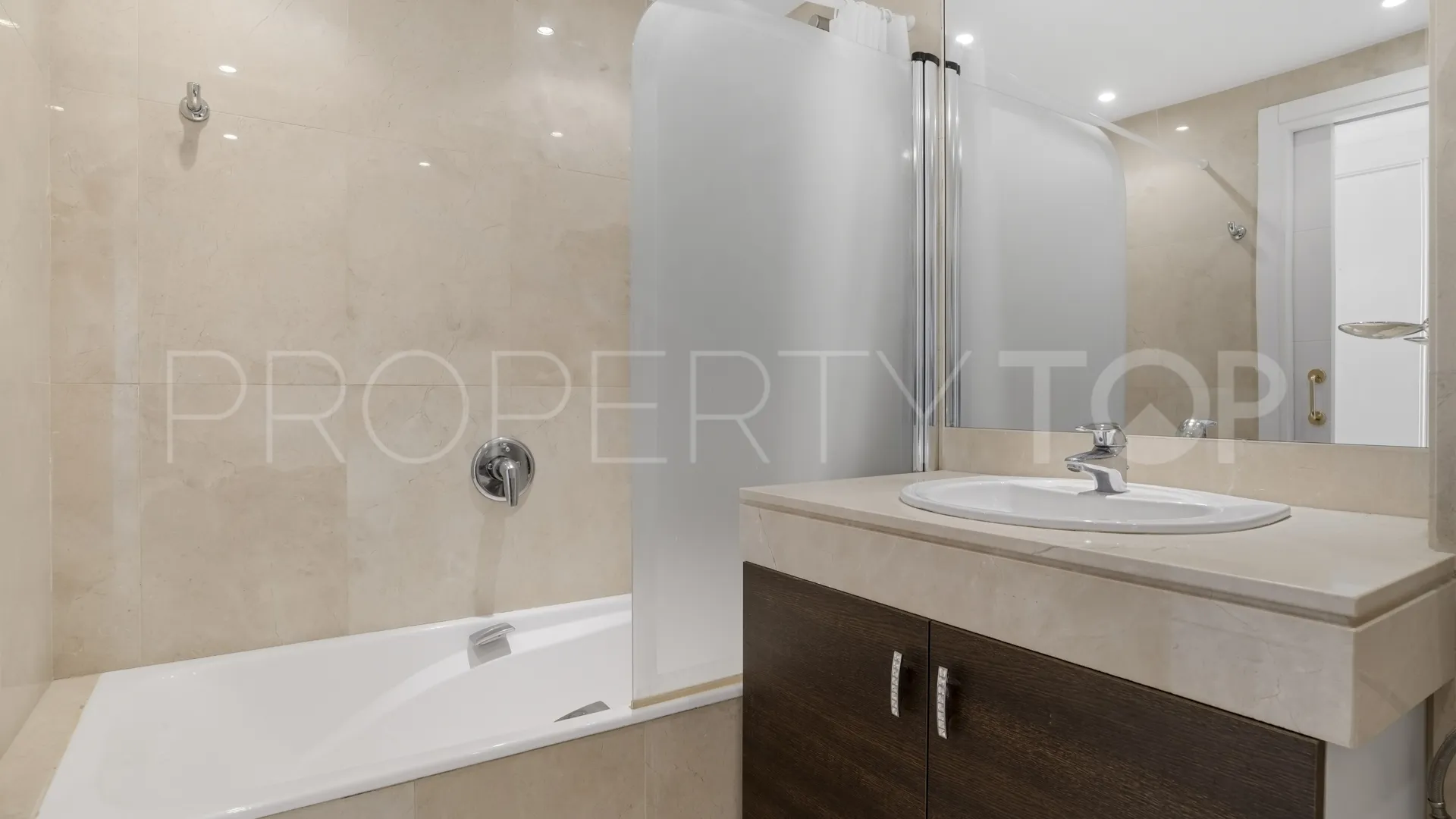 Se vende apartamento con 3 dormitorios en New Golden Mile