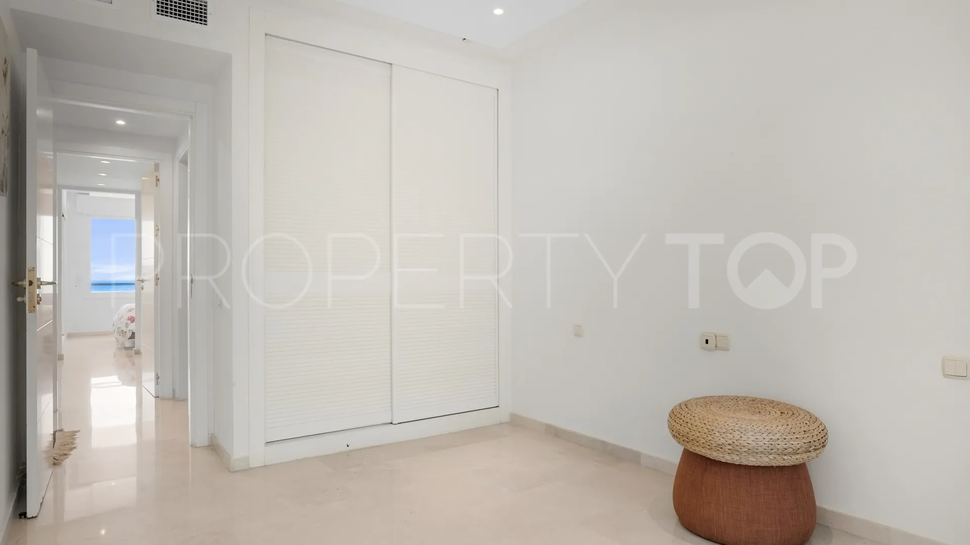 Se vende apartamento con 3 dormitorios en New Golden Mile