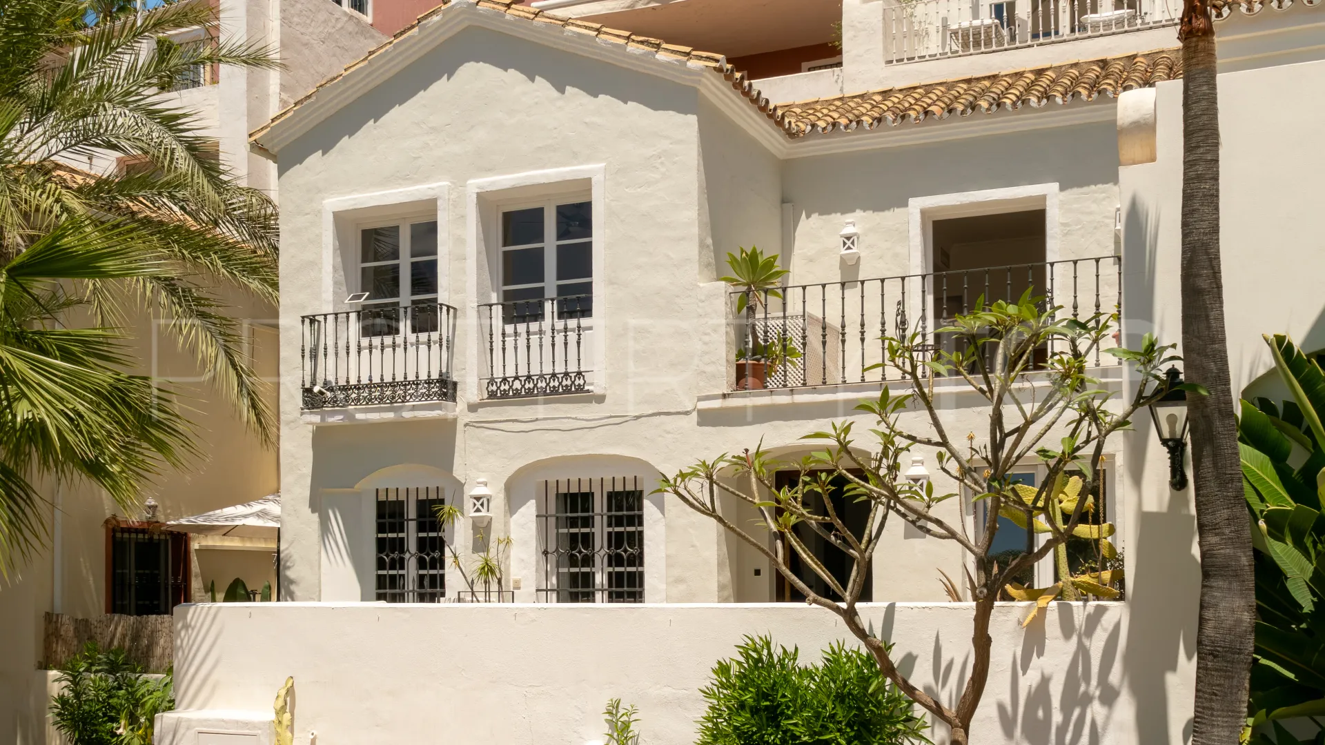 For sale La Heredia town house with 4 bedrooms