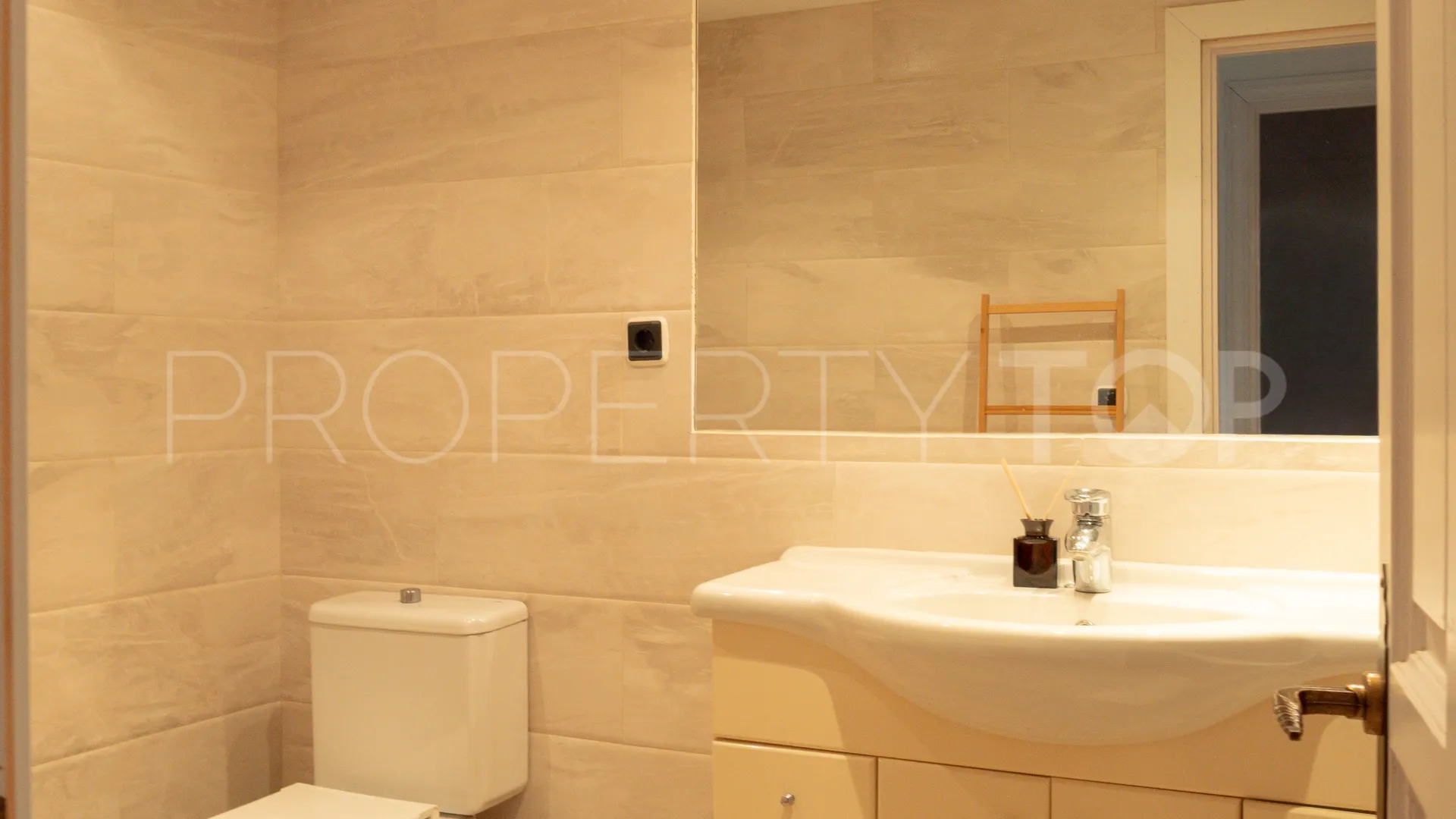 For sale La Heredia town house with 4 bedrooms