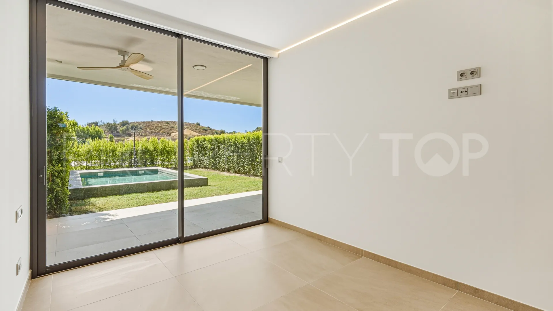 El Higueron ground floor apartment for sale