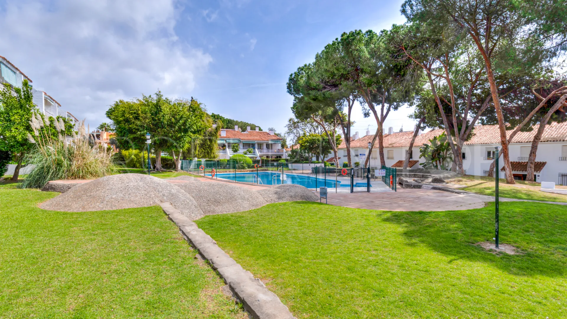 Ground floor apartment for sale in Nagüeles with 4 bedrooms