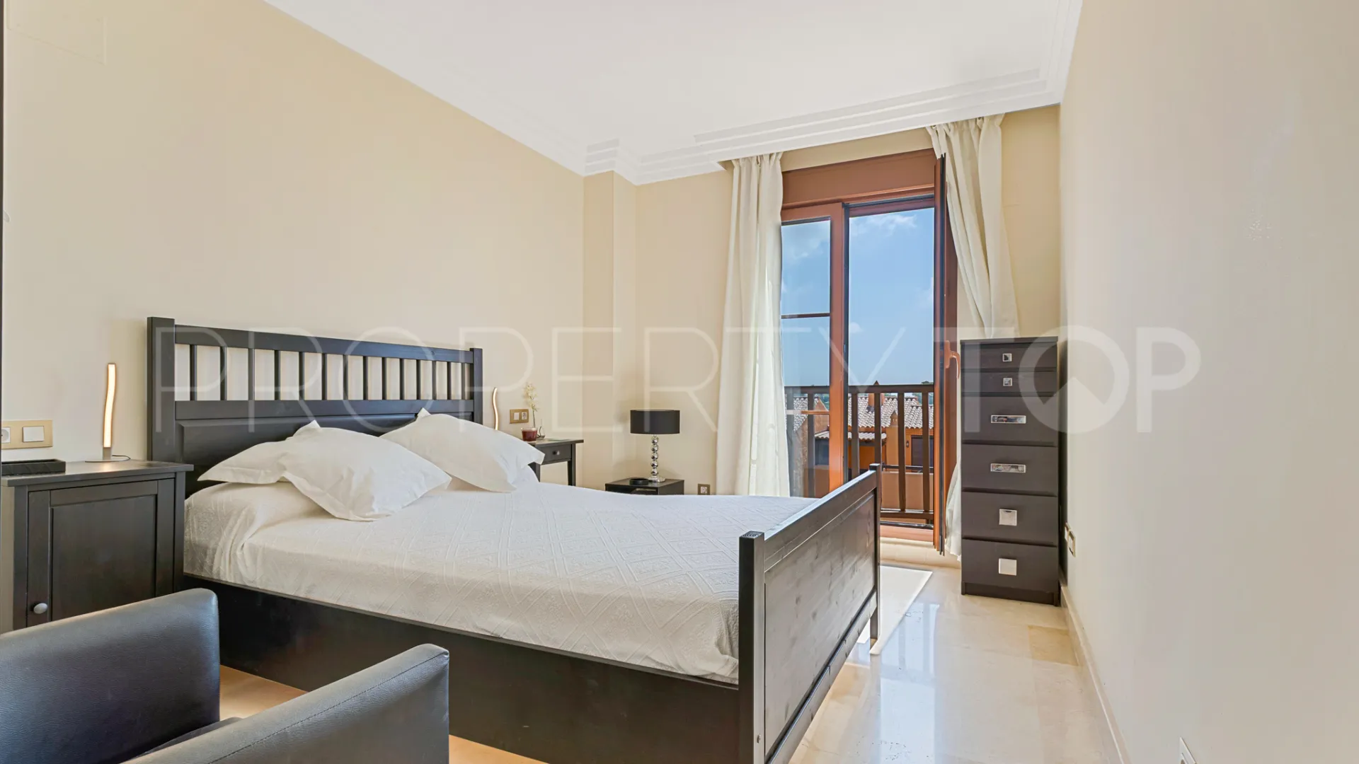 For sale Benahavis apartment with 2 bedrooms