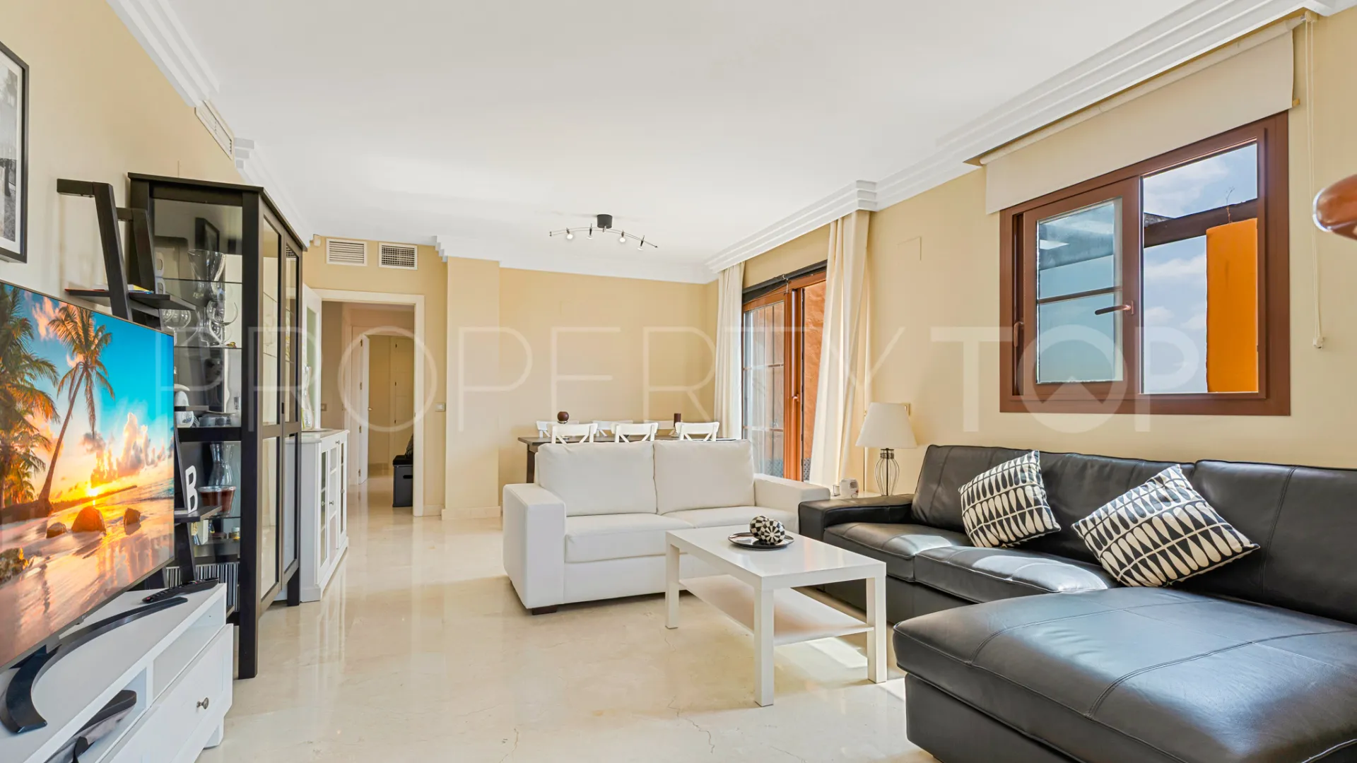 For sale Benahavis apartment with 2 bedrooms