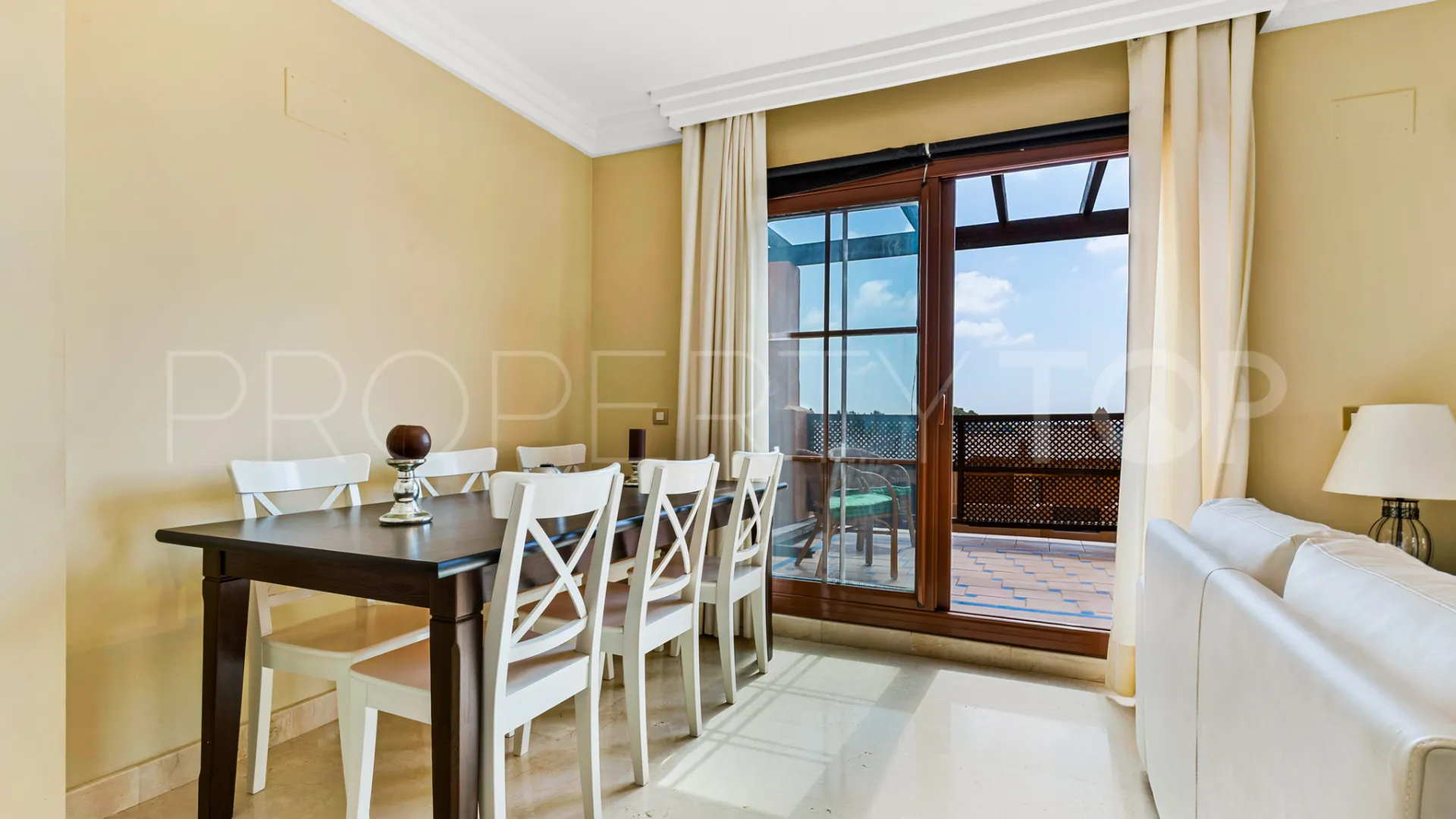 For sale Benahavis apartment with 2 bedrooms
