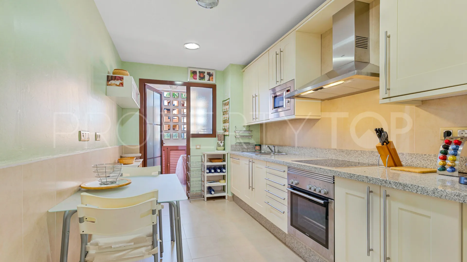 For sale Benahavis apartment with 2 bedrooms