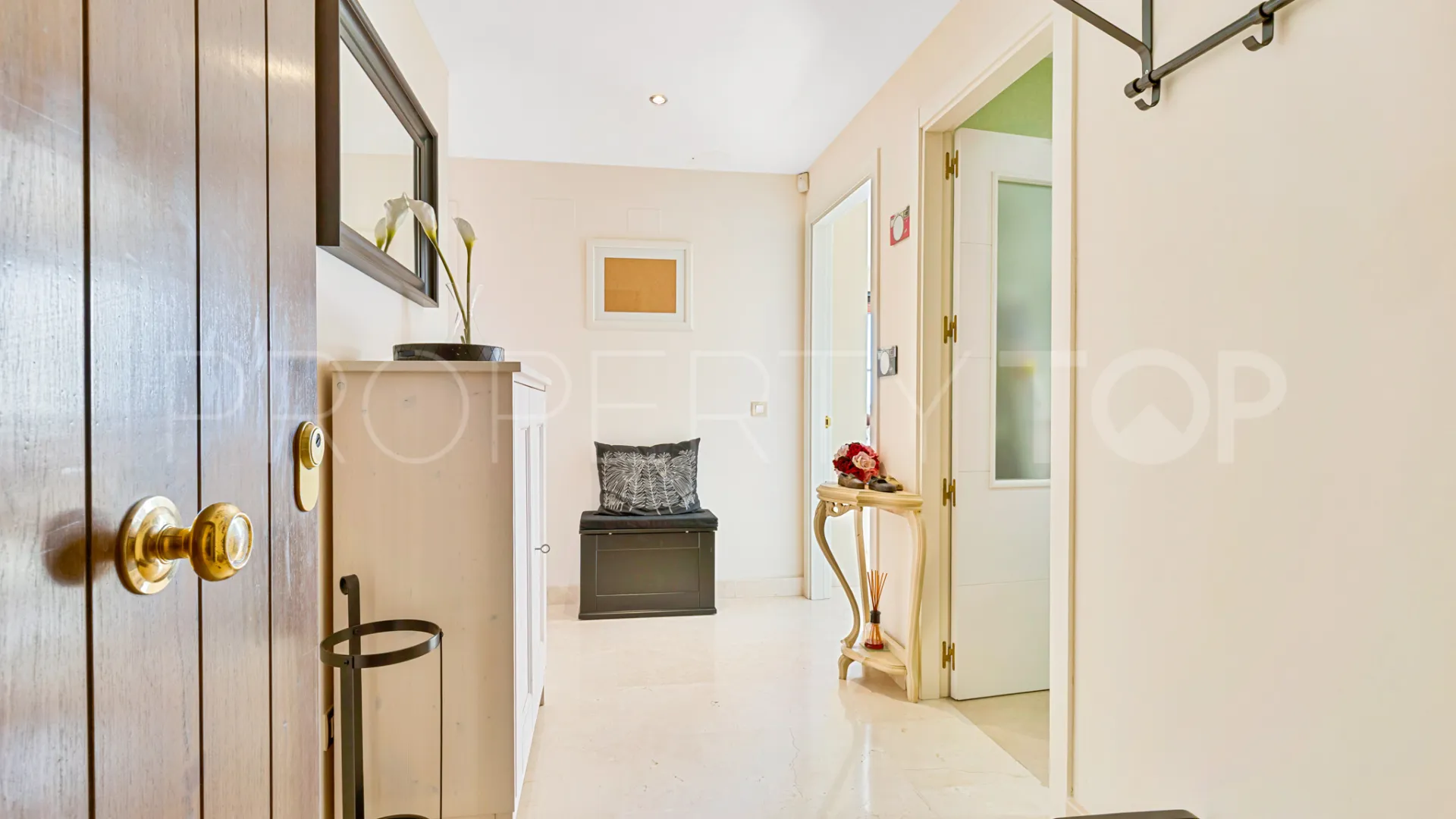 For sale Benahavis apartment with 2 bedrooms