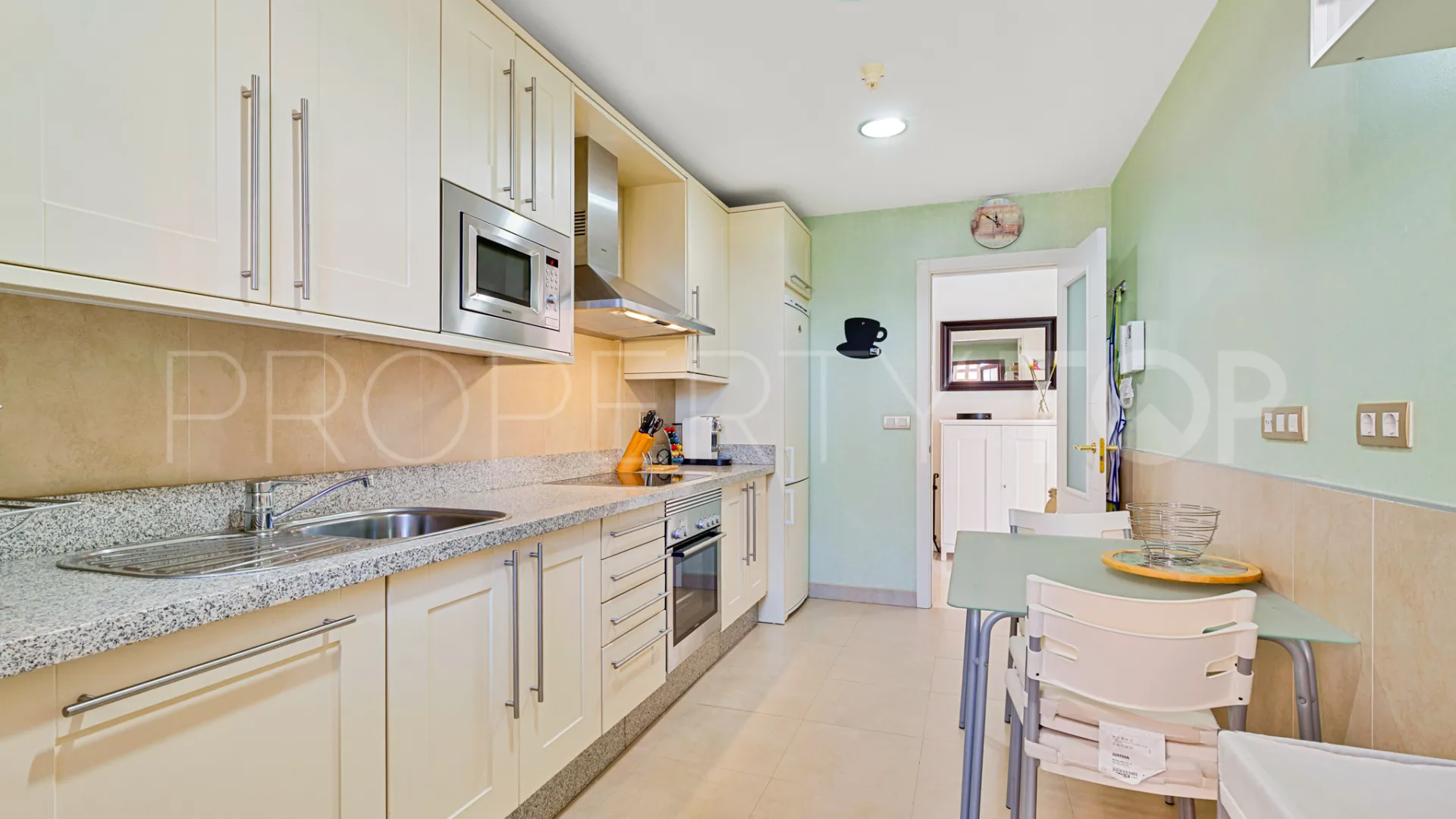 For sale Benahavis apartment with 2 bedrooms