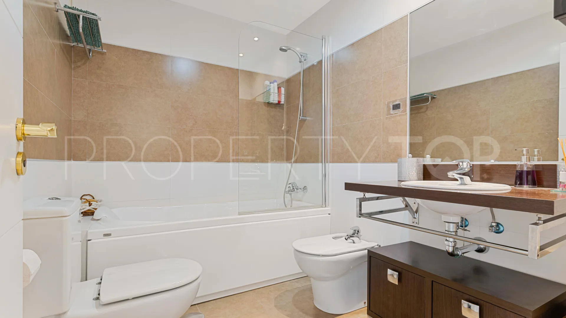 For sale Benahavis apartment with 2 bedrooms