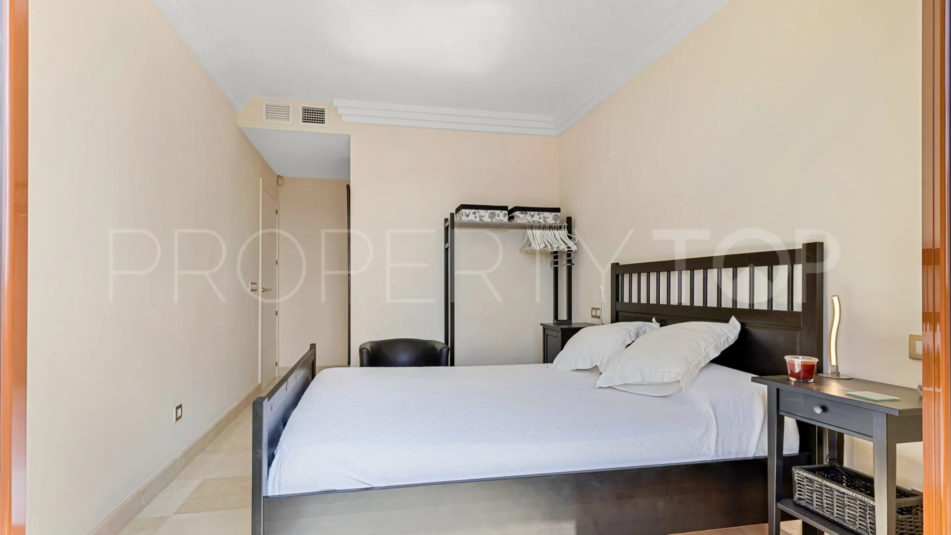 For sale Benahavis apartment with 2 bedrooms