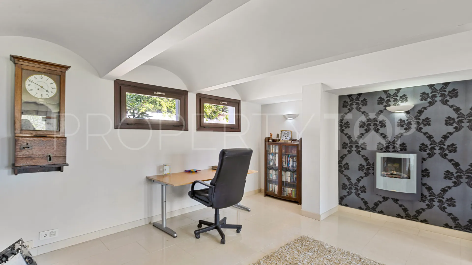 Chalet con 4 dormitorios a la venta en Estepona