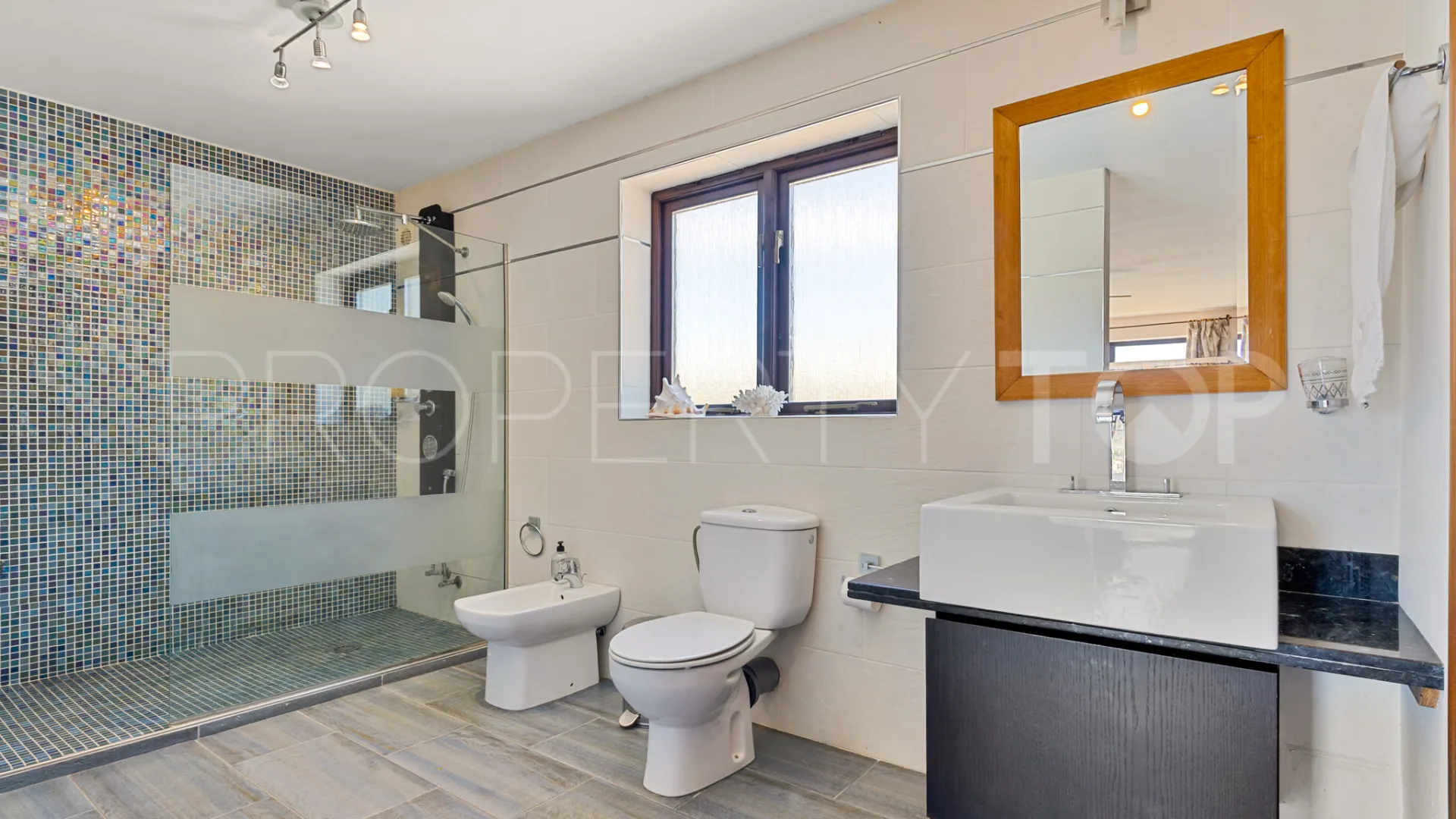 Chalet con 4 dormitorios a la venta en Estepona