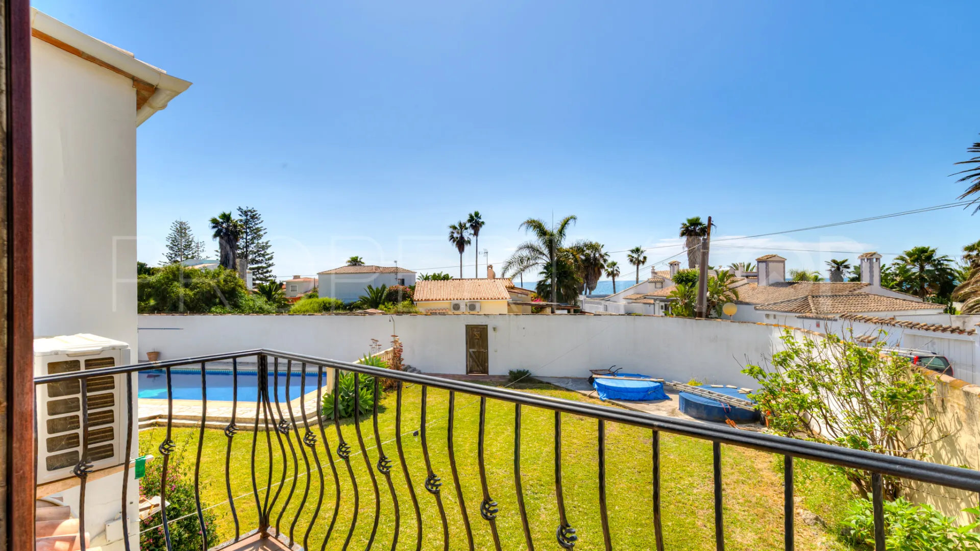 Chalet con 4 dormitorios a la venta en Estepona