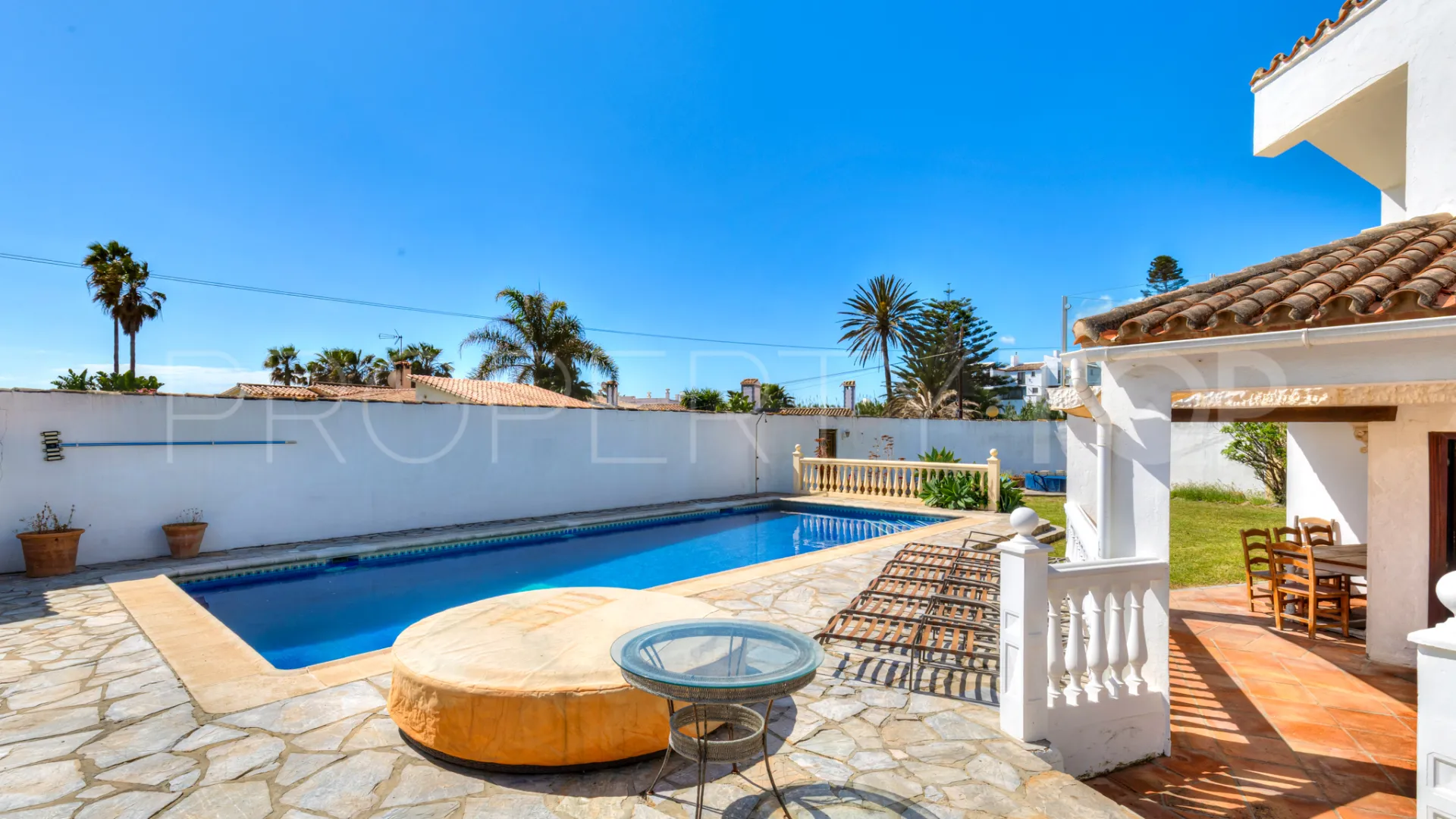 Chalet con 4 dormitorios a la venta en Estepona